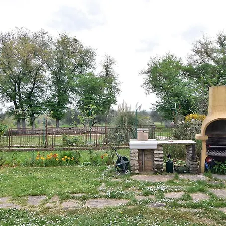 Cozy And Practical In Avonija Murine